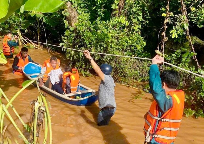 Hơn 100 cán bộ, chiến sĩ lực lượng vũ trang (LLVT) tỉnh giúp dân khắc phục hậu quả mưa lớn