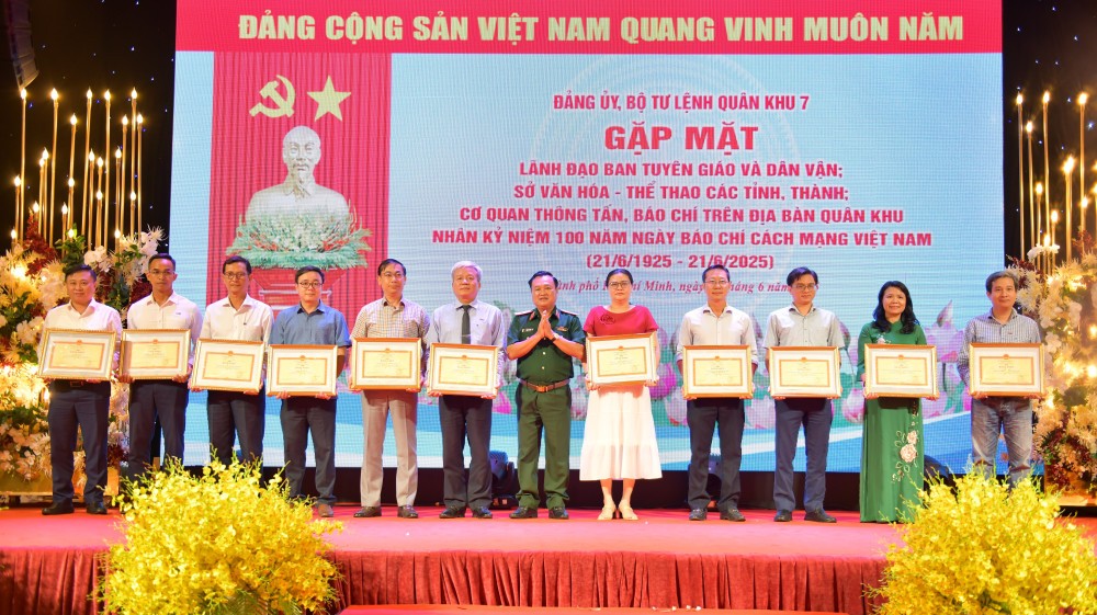 Bộ Tư lệnh Quân khu 7 trao Bằng khen cho các cơ quan báo chí có thành tích xuất sắc trong phối hợp tuyên truyền