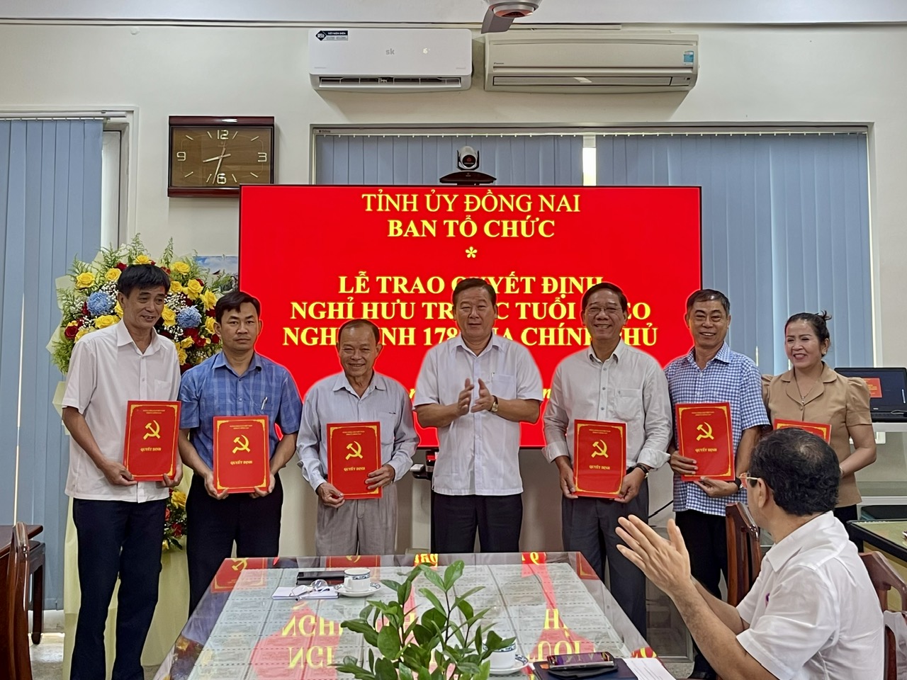 Trao quyết định cho cán bộ, công chức, người lao động nghỉ hưu trước tuổi, nghỉ thôi việc theo Nghị định số 178 của Chính phủ