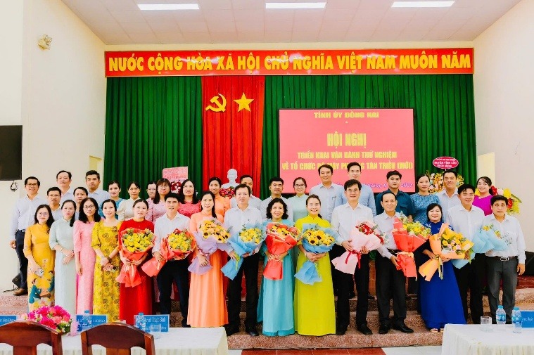 Có thể là hình ảnh về 8 người, hoa, cái bục và văn bản