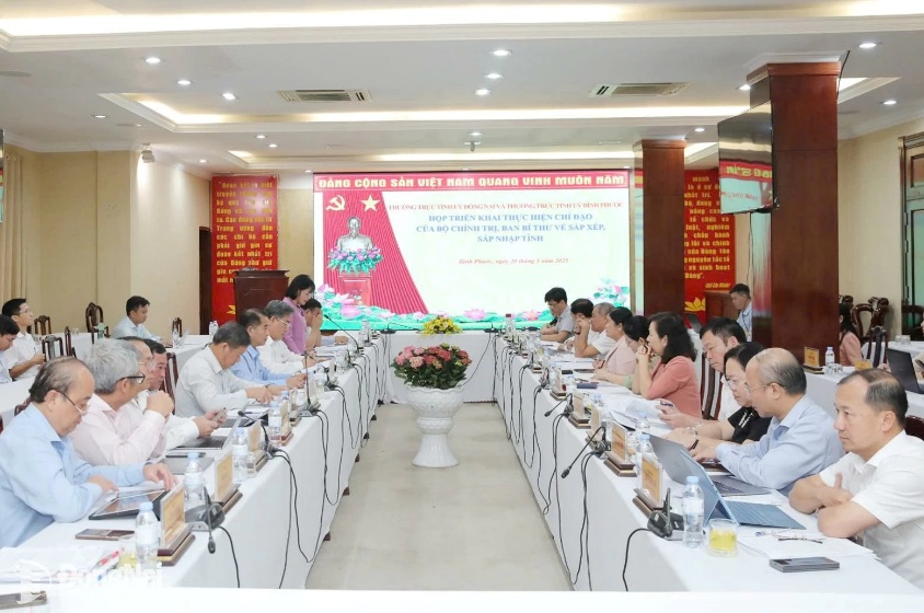 Có thể là hình ảnh về 14 người, cái bục và văn bản