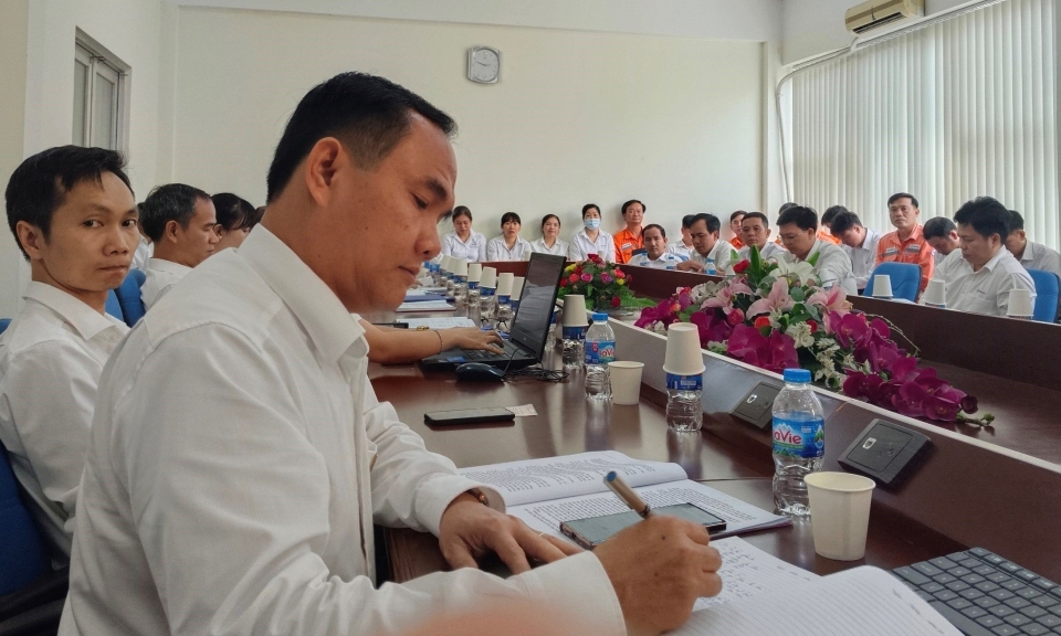 Dự gi&amp;#225;m s&amp;#225;t c&amp;#244;ng t&amp;#225;c n&amp;#226;ng cao chất lượng sinh hoạt định kỳ h&amp;#224;ng th&amp;#225;ng tại Chi bộ C&amp;#244;ng ty Điện lực Bi&amp;#234;n H&amp;#242;a