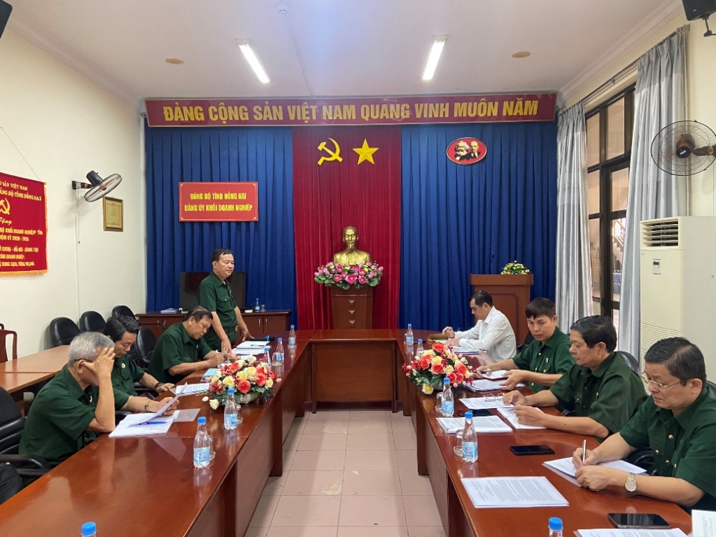 A group of people sitting at a tableDescription automatically generated