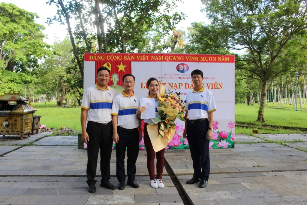 A group of people standing outsideDescription automatically generated