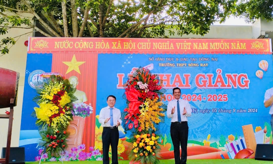 Trưởng ban Ban Nội ch&amp;#237;nh Tỉnh ủy dự lễ khai giảng năm học mới (2024-2025) tại Trường THPT S&amp;#244;ng Ray (huyện Cẩm Mỹ).