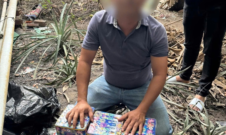 Bắt giữ c&amp;#225;c đối tượng t&amp;#224;ng trữ, mua b&amp;#225;n ph&amp;#225;o nổ tr&amp;#225;i ph&amp;#233;p