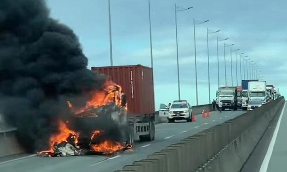 Kịp thời dập tắt vụ ch&amp;#225;y xe container tr&amp;#234;n cao tốc