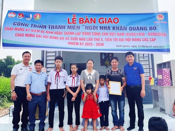 M&amp;#244; h&amp;#236;nh thanh ni&amp;#234;n “Ng&amp;#244;i nh&amp;#224; Khăn qu&amp;#224;ng đỏ”