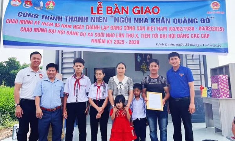 M&amp;#244; h&amp;#236;nh thanh ni&amp;#234;n “Ng&amp;#244;i nh&amp;#224; Khăn qu&amp;#224;ng đỏ”