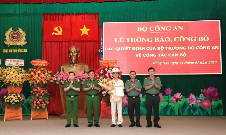 C&amp;#244;ng bố Quyết định của Bộ trưởng Bộ C&amp;#244;ng an về c&amp;#244;ng t&amp;#225;c c&amp;#225;n bộ