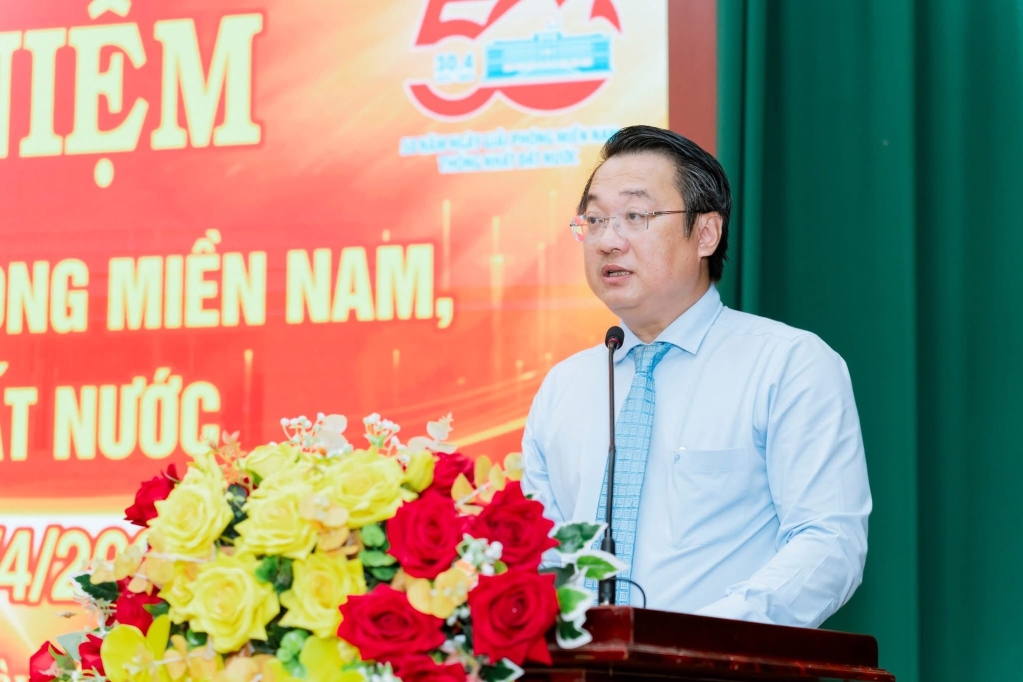 Có thể là hình ảnh về 1 người và văn bản