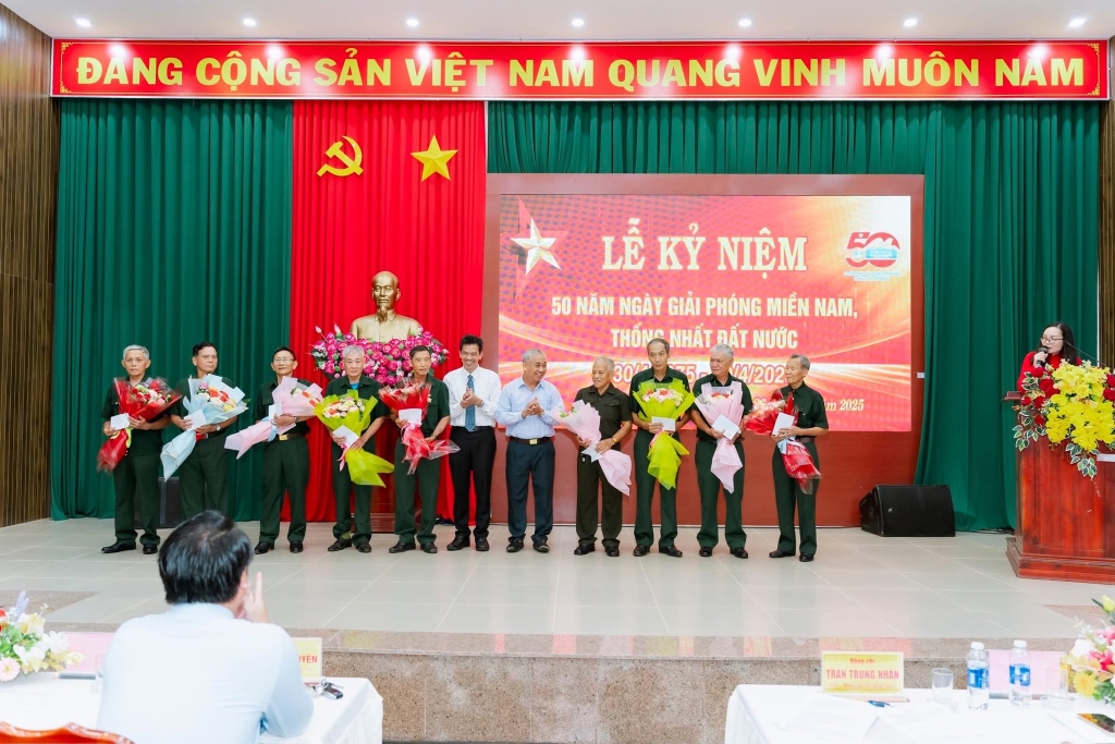 Có thể là hình ảnh về 11 người và văn bản cho biết 'ĐANG CỘNG SẢN VIÊT NAM QUANG VINH MUÔN NAM 込 LỄ KÝ NIÊM 50 NÁM 5 NGÀY GIẢI PHÓNG MIỀN NAM, THỐNG NHẤT RẤT NƯỚC 300 06/202 2025 TTEN TRAN THUNG'