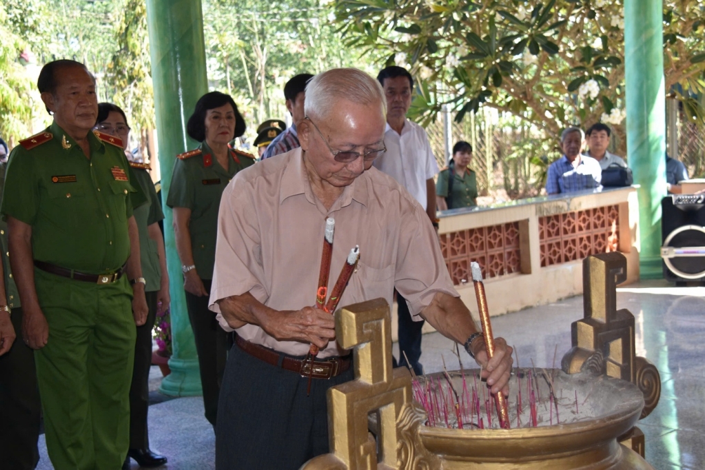Các đại biểu dâng hương tại Khu tưởng niệm Liệt sĩ An ninh Bà Rịa - Long Khánh (xã Lâm San, huyện Cẩm Mỹ, tỉnh Đồng Nai)