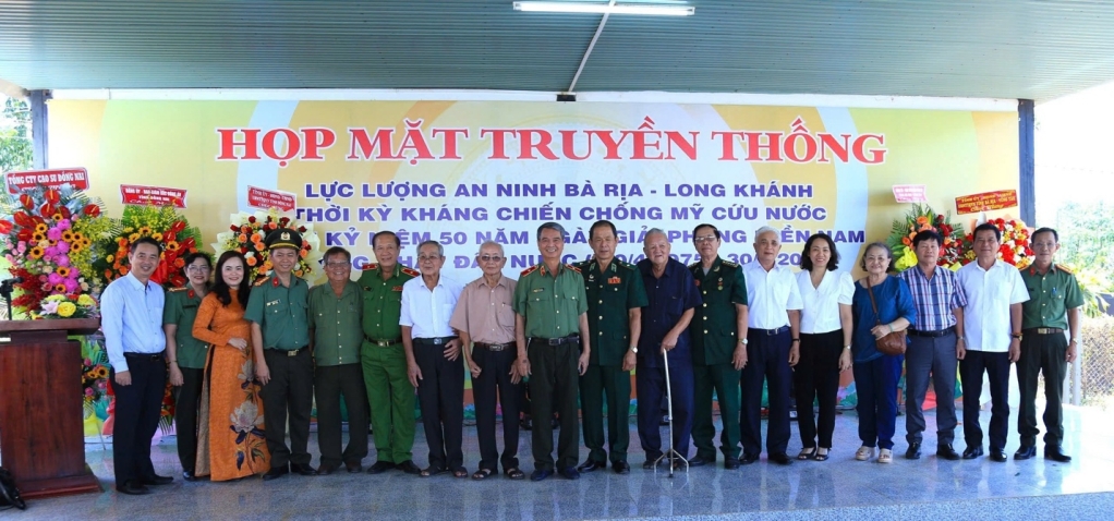 Các đại biểu chụp hình lưu niệm.