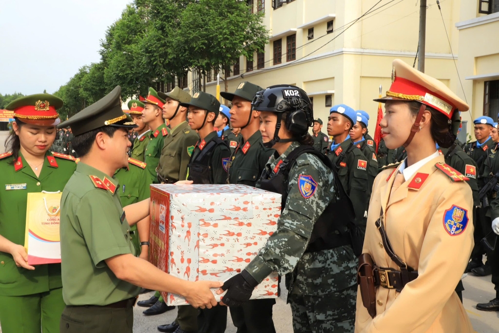 Có thể là hình ảnh về 5 người và văn bản