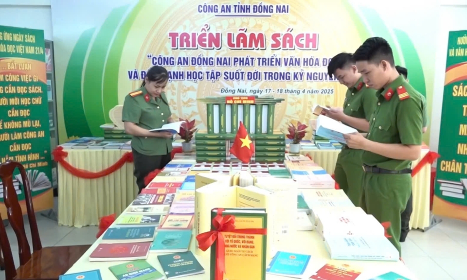 Triển l&amp;#227;m s&amp;#225;ch “C&amp;#244;ng an Đồng Nai ph&amp;#225;t triển văn h&amp;#243;a đọc v&amp;#224; đẩy mạnh &amp;quot;học tập suốt đời&amp;quot; trong kỷ nguy&amp;#234;n mới”.