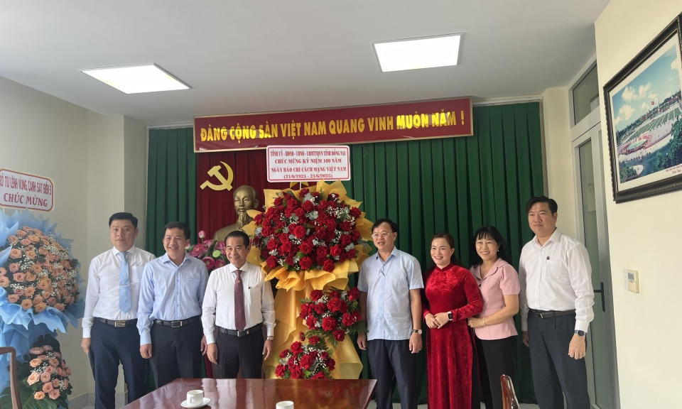 Ph&amp;#243; B&amp;#237; thư Tỉnh ủy, Chủ tịch HĐND tỉnh đến thăm v&amp;#224; ch&amp;#250;c mừng c&amp;#225;c cơ quan b&amp;#225;o ch&amp;#237; nh&amp;#226;n kỷ niệm&amp;#160; 100 năm Ng&amp;#224;y B&amp;#225;o ch&amp;#237; c&amp;#225;ch mạng Việt Nam (21/6/1925-21/6/2025)