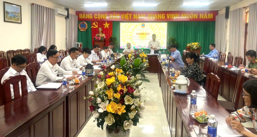 Triển khai quyết định gi&aacute;m s&aacute;t của ban thường vụ tỉnh ủy đối với Đảng ủy T&ograve;a &aacute;n nh&acirc;n d&acirc;n tỉnh