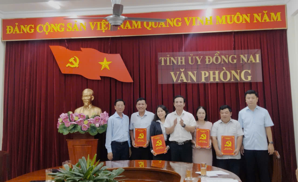 Văn ph&ograve;ng Tỉnh ủy trao Quyết định nghỉ hưu trước tuổi cho c&aacute;n bộ theo Nghị định 178/2024/NĐ-CP của Ch&iacute;nh phủ