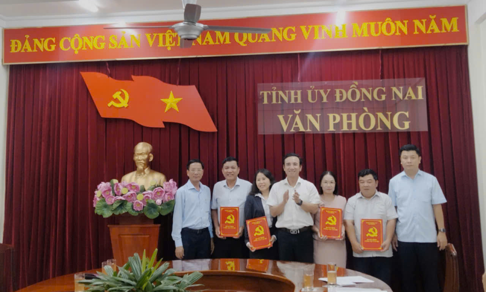 Văn ph&ograve;ng Tỉnh ủy trao Quyết định nghỉ hưu trước tuổi cho c&aacute;n bộ theo Nghị định 178/2024/NĐ-CP của Ch&iacute;nh phủ