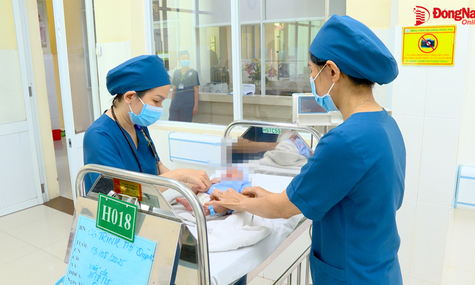 Thay máu để cứu bé sơ sinh bị vàng da nặng, biến chứng não cấp