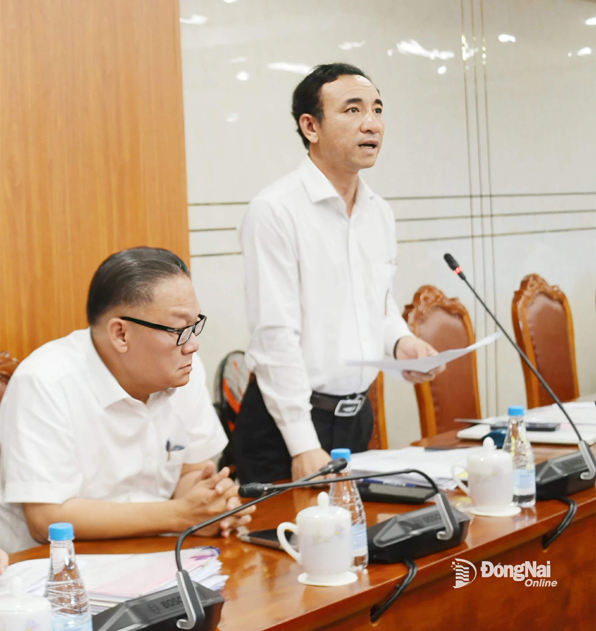 Phó Chánh Văn phòng Tỉnh ủy Đồng Nai Nguyễn Xuân Cường phát biểu tại cuộc họp. Ảnh: Phương Hằng