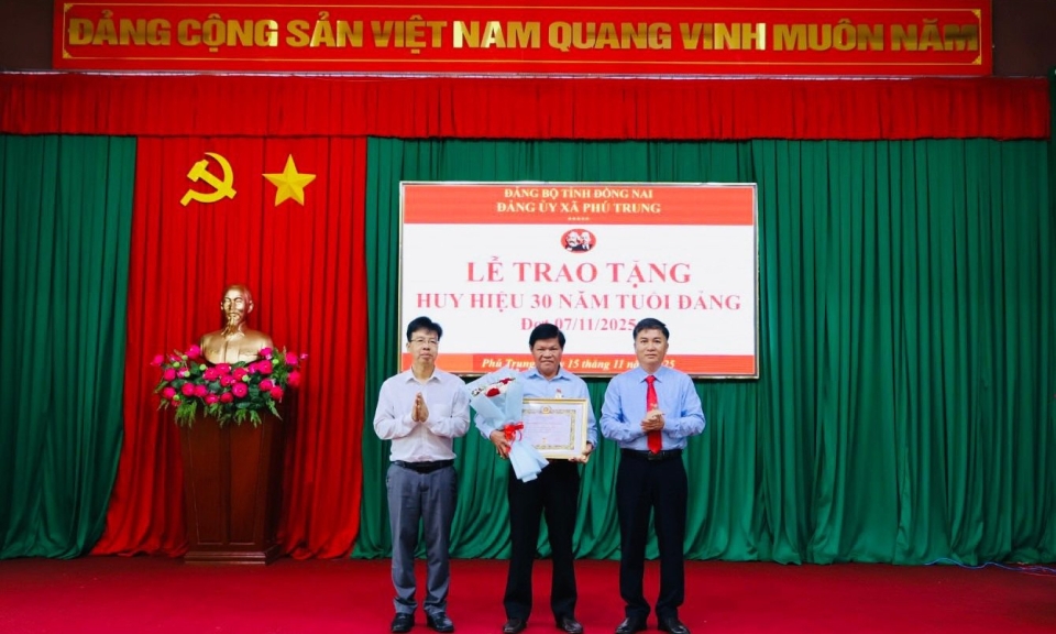 X&amp;#227; Ph&amp;#250; Trung tổ chức Lễ trao tặng Huy hiệu 30 năm tuổi Đảng