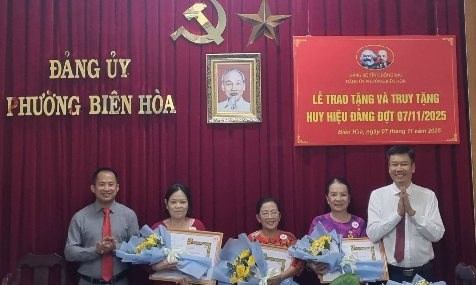 Phường Bi&amp;#234;n H&amp;#242;a tổ chức Lễ truy tặng v&amp;#224; trao tặng huy hiệu Đảng đợt 7/11 cho 09 Đảng vi&amp;#234;n