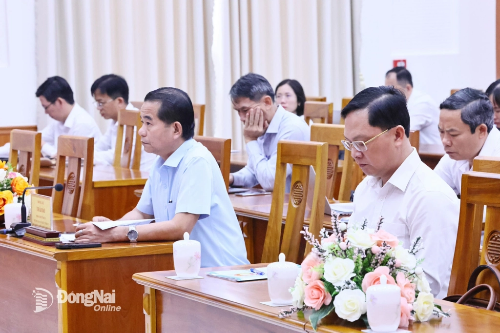 Các đồng chí lãnh đạo tỉnh Đồng Nai dự hội nghị trực tuyến tại điểm cầu Tỉnh ủy Đồng Nai. Ảnh: Công Nghĩa