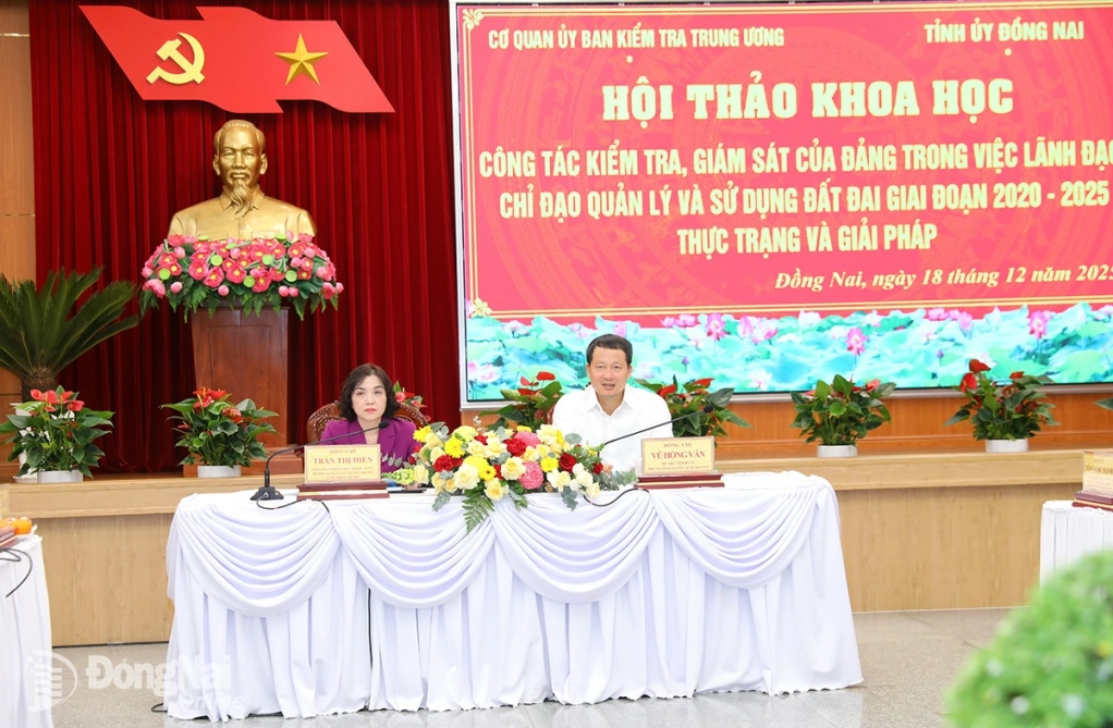 Đồng chí Trần Thị Hiền, Phó Chủ nhiệm Ủy ban Kiểm tra Trung ương, Chủ nhiệm đề tài B-BĐ.25-15 và đồng chí Vũ Hồng Văn, Bí thư Tỉnh ủy, Trưởng đoàn Đại biểu Quốc hội tỉnh Đồng Nai chủ trì hội thảo. Ảnh: Huy Anh