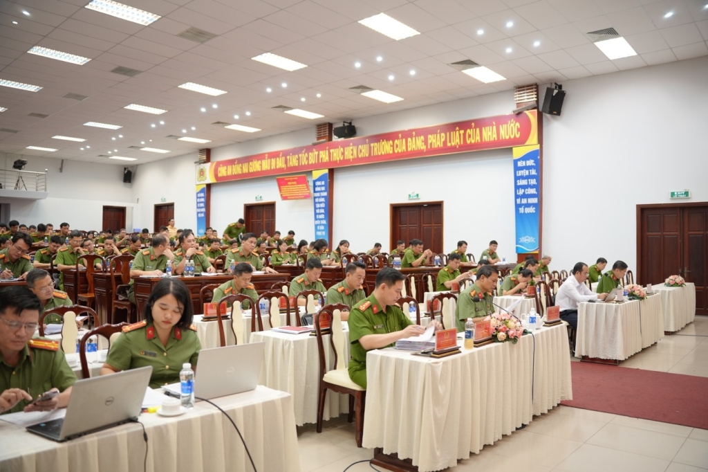 Ảnh có chứa trang phục, trong nhà, đồ đạc, ghếNội dung do AI tạo ra có thể không chính xác.