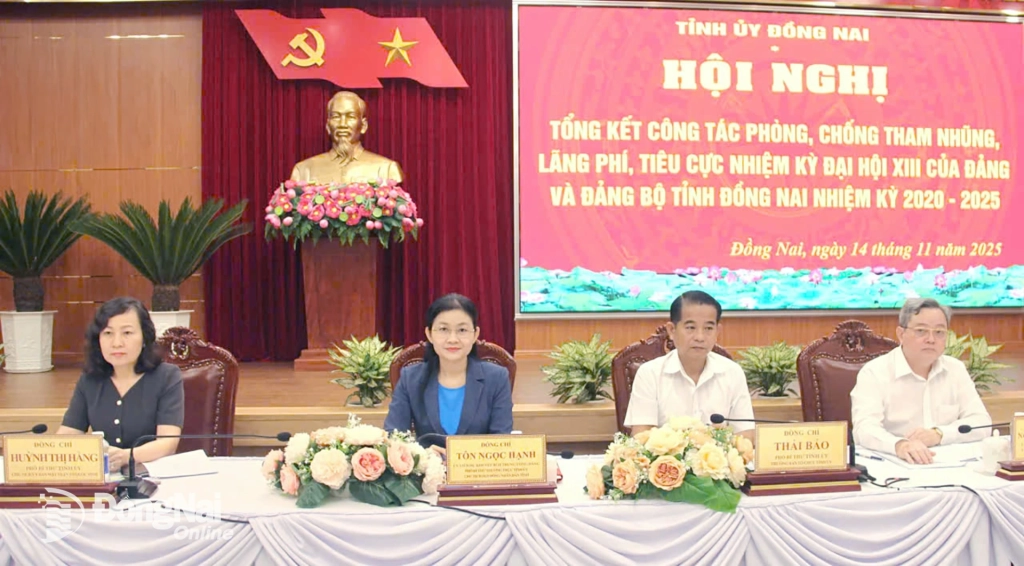 Đồng chí Tôn Ngọc Hạnh, Ủy viên dự khuyết Trung ương Đảng, Phó Bí thư Thường trực Tỉnh ủy, Chủ tịch HĐND tỉnh và các đồng chí trong Thường trực, Ban Thường vụ Tỉnh ủy đồng chủ trì Hội nghị Tổng kết công tác phòng, chống tham nhũng, lãng phí, tiêu cực nhiệm kỳ Đại hội XIII của Đảng và Đảng bộ tỉnh nhiệm kỳ 2020-2025. Ảnh: Trần Danh