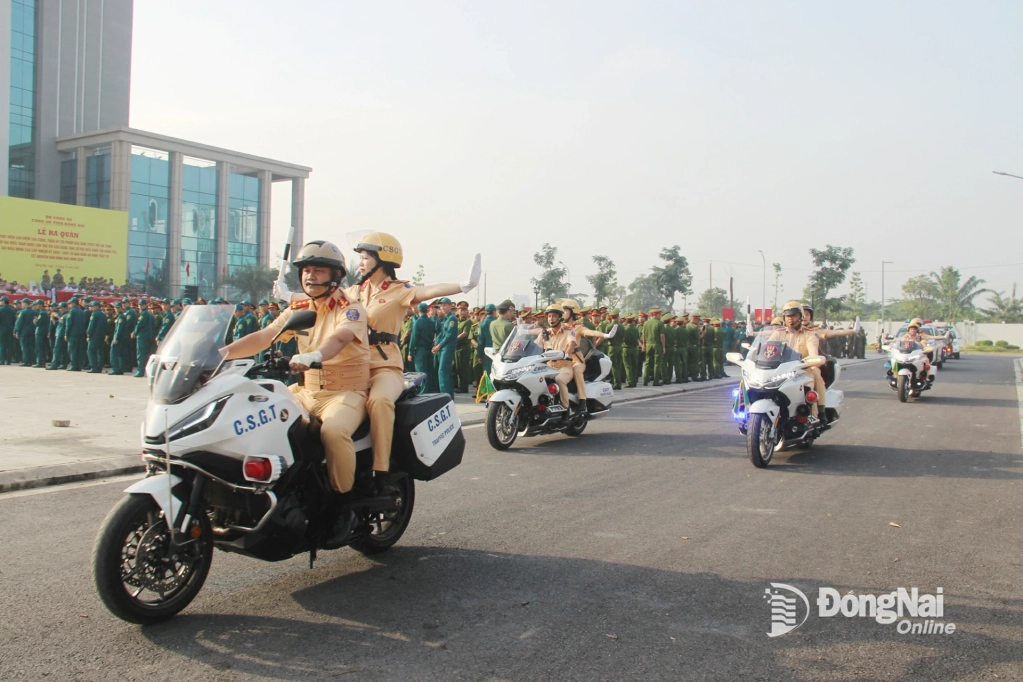 Các lực lượng nghiệp vụ Công an tỉnh tham gia diễu hành biểu dương lực lượng tại Lễ ra quânthực hiện cao điểm tấn công trấn áp tội phạm vào ngày 12-12. Ảnh: Trần Danh