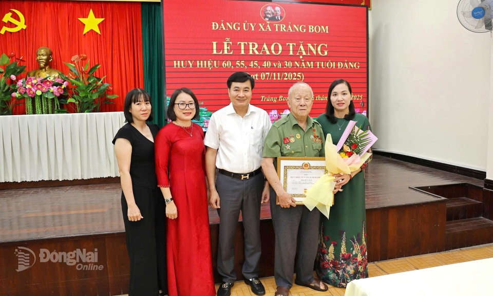 Tỉnh ủy Đồng Nai ban h&amp;#224;nh quy định về tặng, truy tặng Huy hiệu Đảng