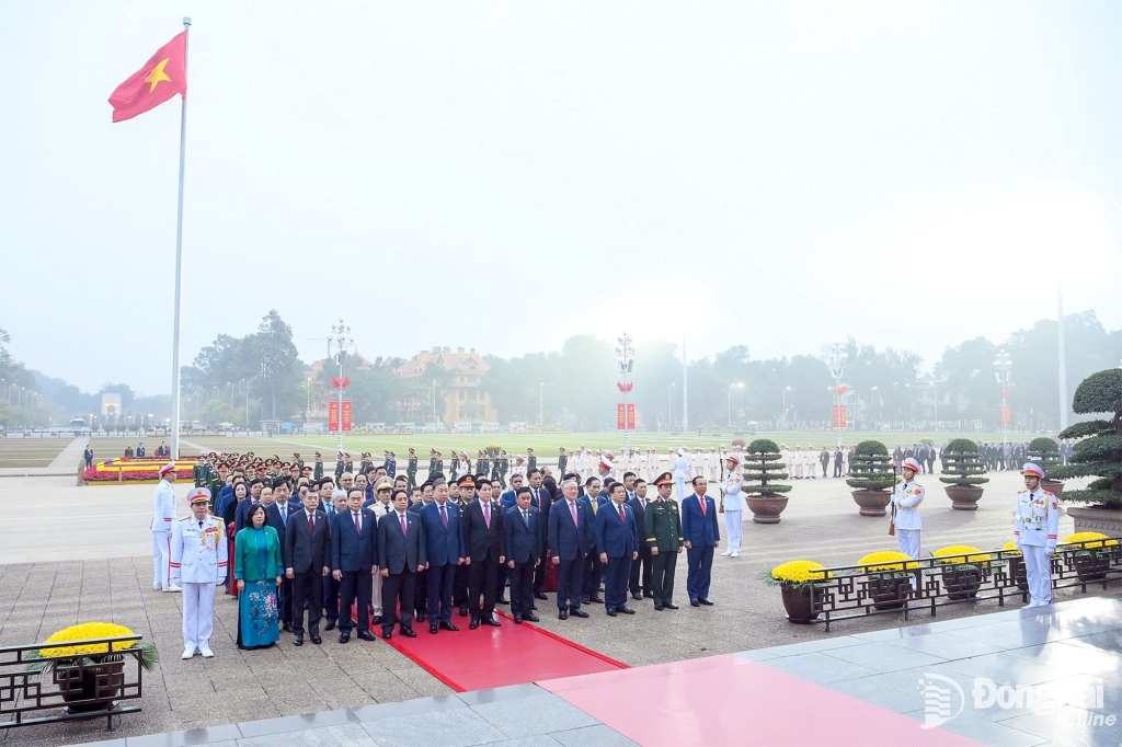 Đoàn đại biểu dự Đại hội Đảng toàn quốc lần thứ XIV viếng Lăng Chủ tịch Hồ Chí Minh. Ảnh: Công Nghĩa