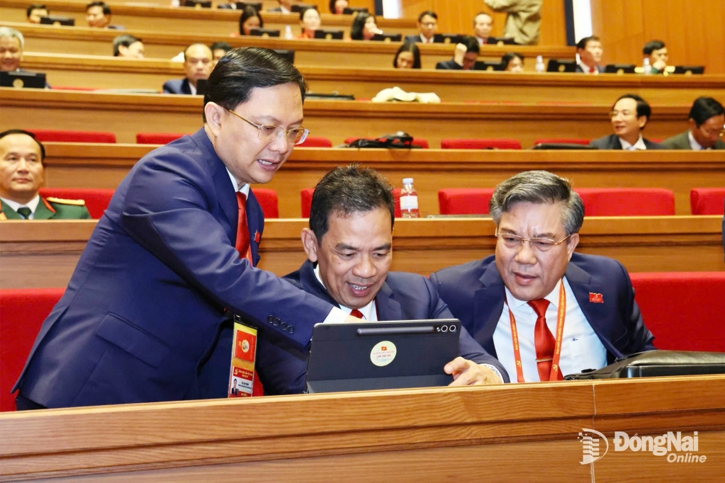 Các đại biểu Đồng Nai trao đổi thông tin về đại hội. Ảnh: Công Nghĩa