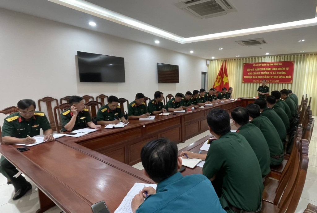 Ch&amp;#237;nh ủy Bộ CHQS tỉnh gặp gỡ, nắm t&amp;#236;nh h&amp;#236;nh, giao nhiệm vụ cho Chỉ huy trưởng 24 x&amp;#227;, phường tr&amp;#234;n địa b&amp;#224;n Ban CHPTKV3 - Đồng Xo&amp;#224;i