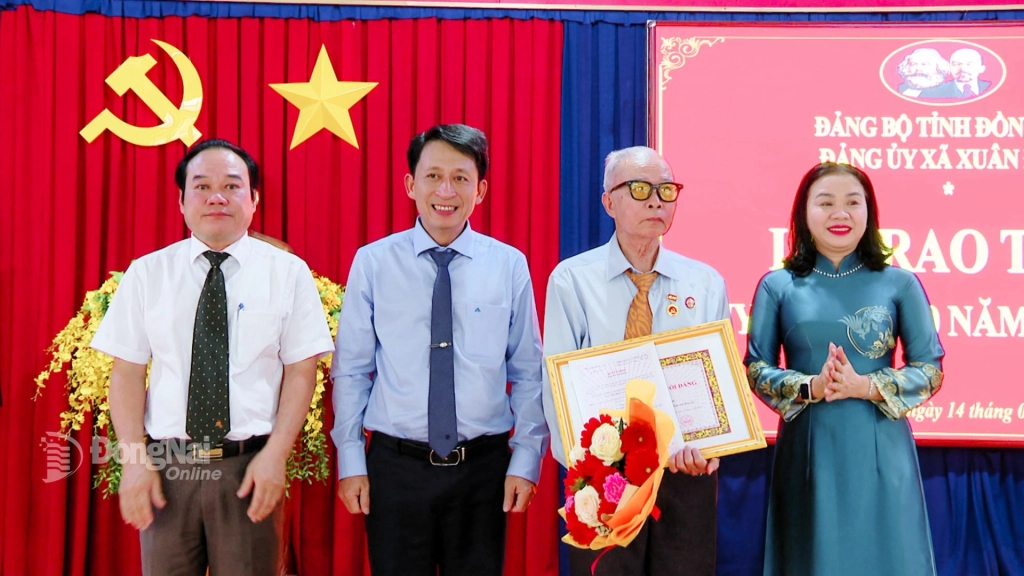 Đồng chí Lê Xuân Thích, Đảng viên Chi bộ ấp Hòa Hợp, xã Xuân Định nhận Huy hiệu 60 năm tuổi Đảng. Ảnh: Hoàng Vũ