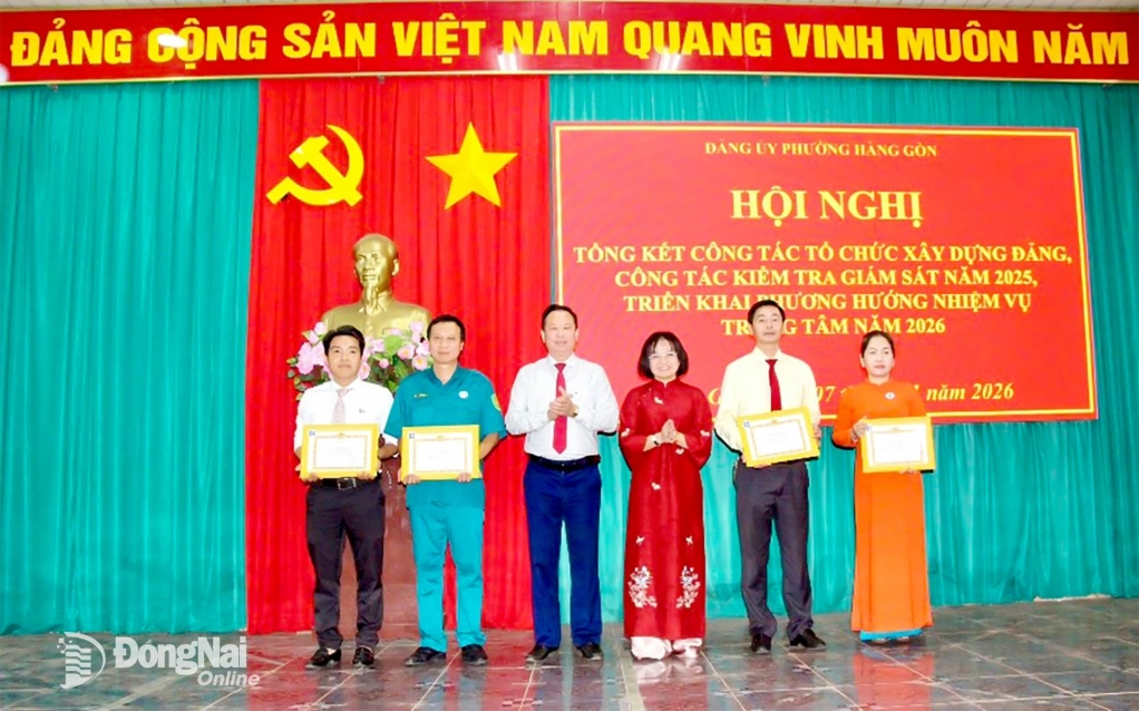 Ủy viên Ban Thường vụ Tỉnh ủy, Giám đốc Sở Tài chính tỉnh Đồng Nai Trương Thị Hương Bình và lãnh đạo Đảng ủy phường Hàng Gòn trao khen thưởng các tổ chức đảng, đảng viên có thành tích xuất sắc. Ảnh: Lê Tiên