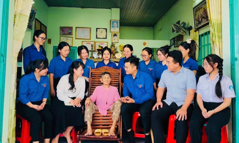 Hội Sinh vi&amp;#234;n tỉnh - Tỉnh đo&amp;#224;n phối hợp tổ chức thăm hỏi, tặng qu&amp;#224; Tết Mẹ Việt Nam anh h&amp;#249;ng Hồ Thị V&amp;#224;ng, phường T&amp;#226;n Triều