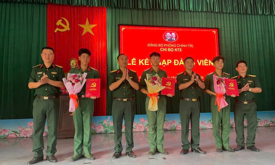 Chi bộ K72 trực thuộc Đảng bộ Ph&amp;#242;ng Ch&amp;#237;nh trị, Đảng bộ Qu&amp;#226;n sự tỉnh tổ chức Lễ kết nạp Đảng vi&amp;#234;n mới