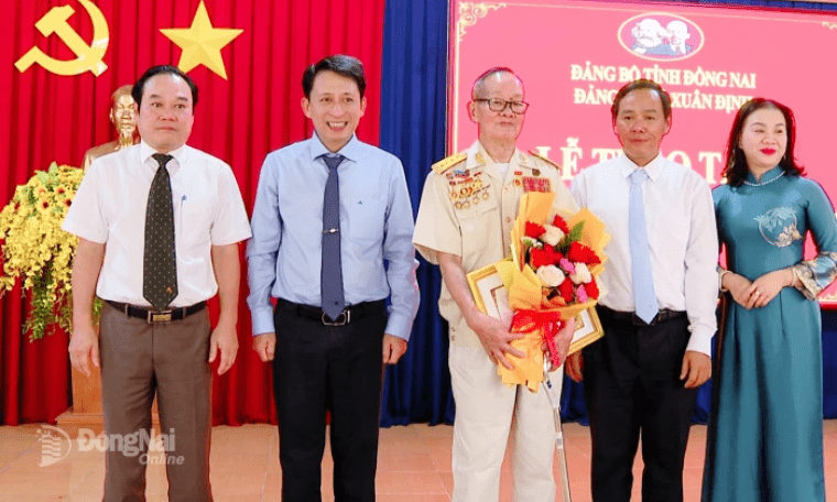 X&amp;#227; Xu&amp;#226;n Định trao Huy hiệu 60 v&amp;#224; 70 năm tuổi Đảng cho 2 đảng vi&amp;#234;n