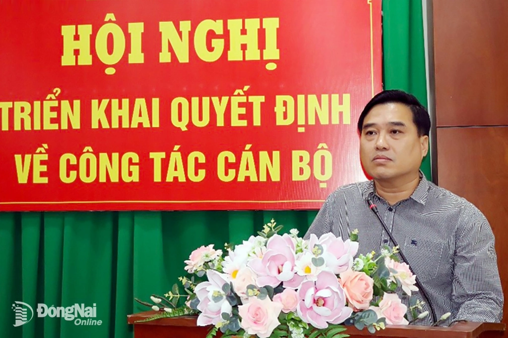 Ủy viên Ban Thường vụ Tỉnh ủy, Bí thư Đảng ủy, Chủ tịch HĐND phường Trấn Biên Hồ Văn Nam phát biểu tại hội nghị. Ảnh: Thùy Anh