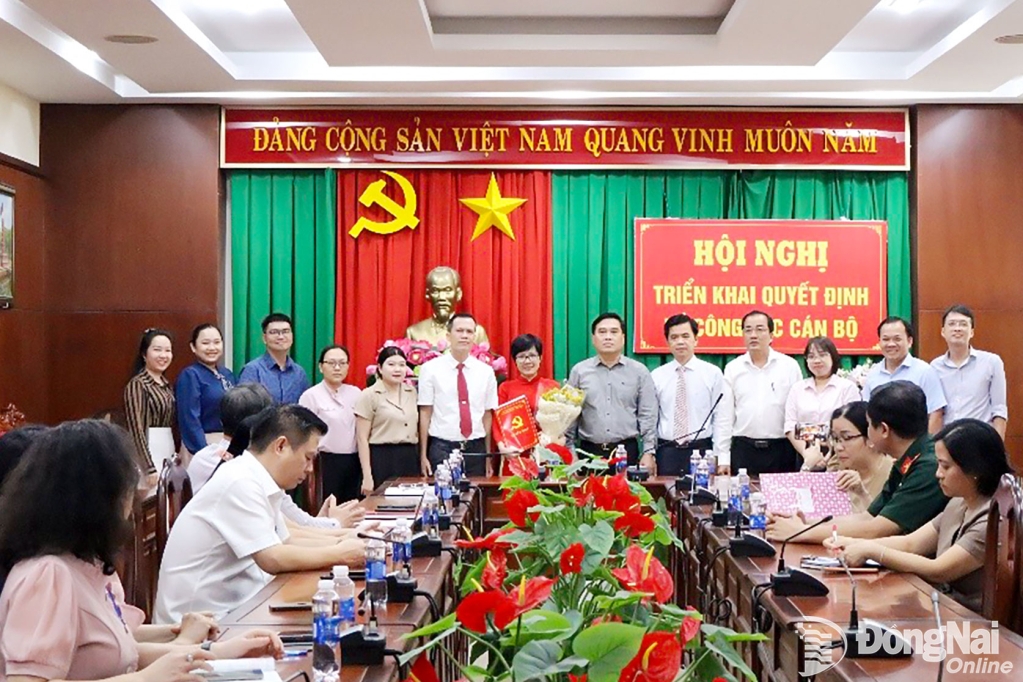Lãnh đạo Đảng ủy phường Trấn Biên trao quyết định bổ nhiệm Phó Ban Xây dựng Đảng phường. Ảnh: Thùy Anh
