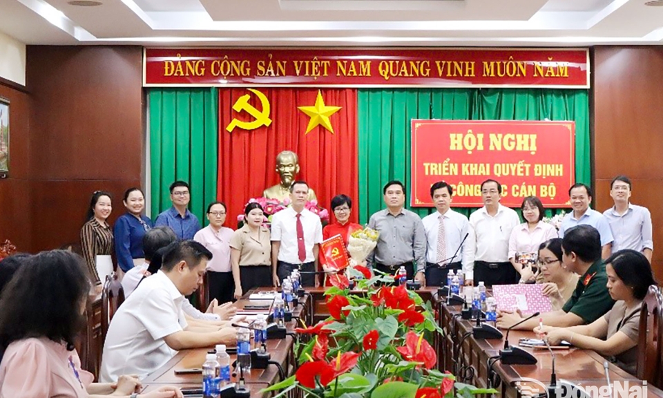 Ban Thường vụ Đảng ủy phường Trấn Bi&amp;#234;n trao quyết định c&amp;#244;ng t&amp;#225;c c&amp;#225;n bộ