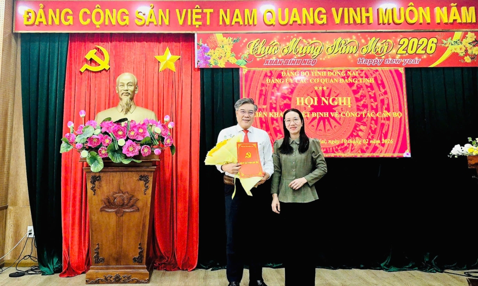 Trao quyết định B&amp;#237; thư Đảng ủy Ban Tuy&amp;#234;n gi&amp;#225;o v&amp;#224; D&amp;#226;n vận Tỉnh ủy