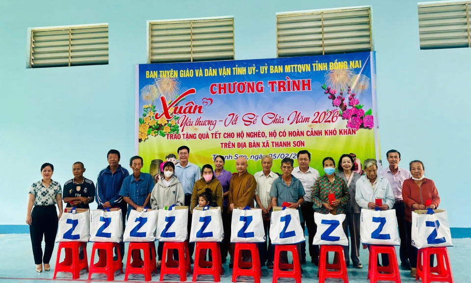 Ban Tuy&amp;#234;n gi&amp;#225;o v&amp;#224; D&amp;#226;n vận Tỉnh ủy phối hợp với Ủy ban Mặt trận Tổ quốc Việt Nam tỉnh tổ chức chương tr&amp;#236;nh “Xu&amp;#226;n y&amp;#234;u thương - Tết sẻ chia” tại x&amp;#227; Thanh Sơn