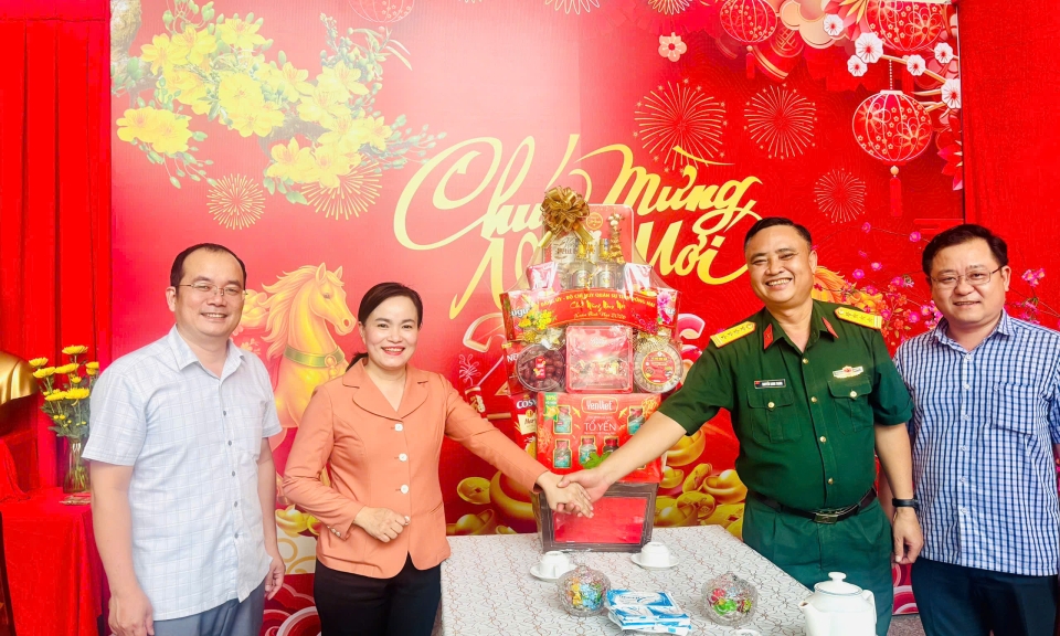 Bộ Chỉ huy Qu&amp;#226;n sự tỉnh thăm, ch&amp;#250;c Tết Ban Tuy&amp;#234;n gi&amp;#225;o v&amp;#224; D&amp;#226;n vận Tỉnh ủy