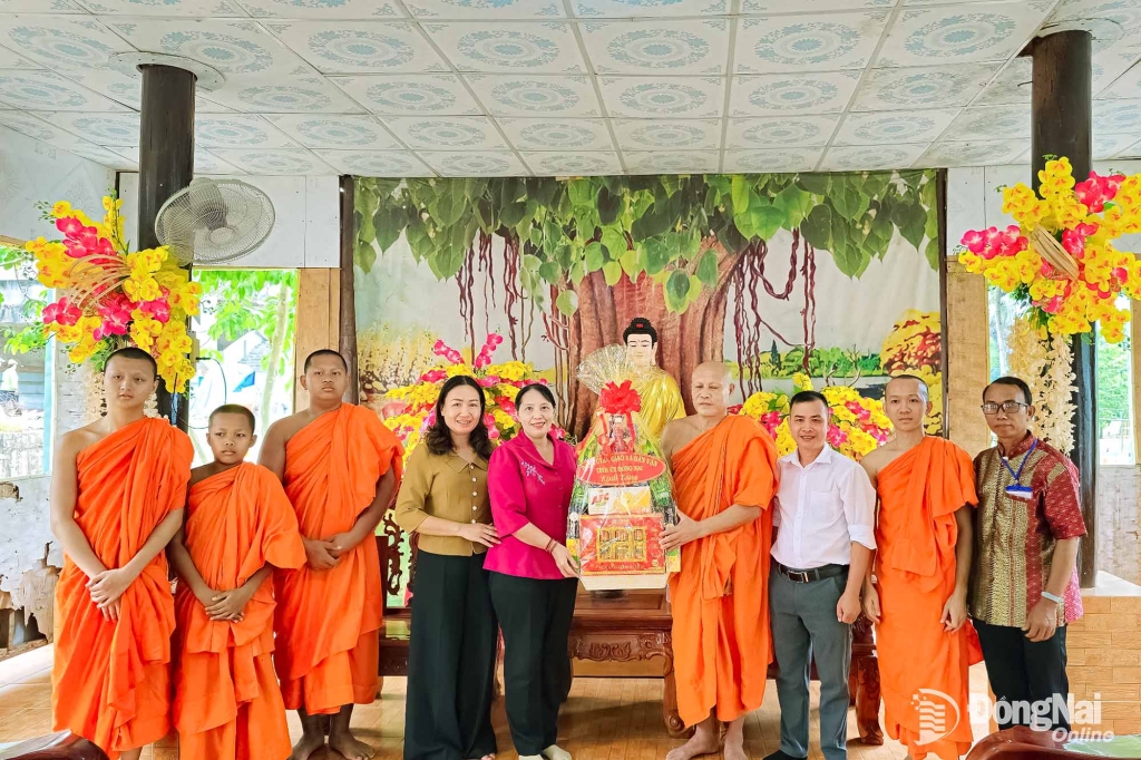 Đoàn công tác của Ban Tuyên giáo và Dân vận Tỉnh ủy Đồng Nai thăm, chúc Tết Thượng tọa Thích Pháp Quyền, Phó ban Trị sự Giáo hội Phật giáo Việt Nam tỉnh Đồng Nai, Trụ trì chùa Sóc Lớn, xã Lộc Hưng. Ảnh: Lâm Lâm