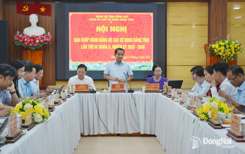 Phó Bí thư Tỉnh ủy, Trưởng ban Tổ chức Tỉnh ủy, Bí thư Đảng ủy các cơ quan Đảng tỉnh Thái Bảo phát biểu chỉ đạo tại hội nghị. Ảnh: Phương Hằng